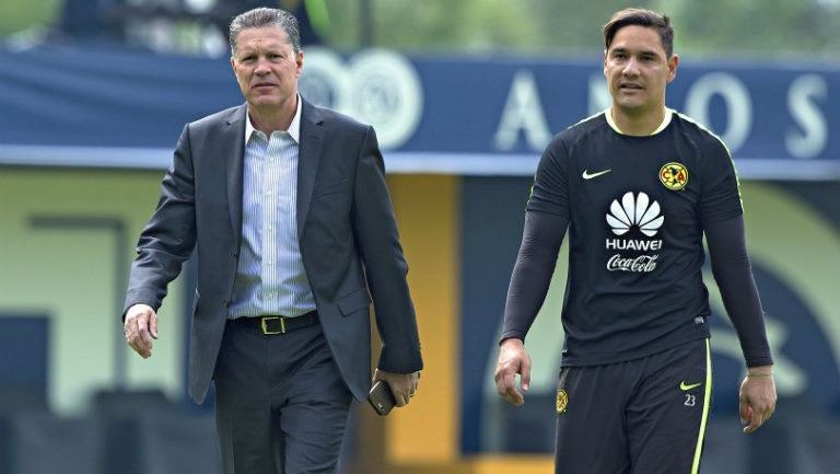 Ricardo Peláez camina junto a Moisés Muñoz durante un entrenamiento de América