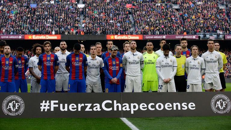 Jugadores posan con una leyenda para el Chapecoense