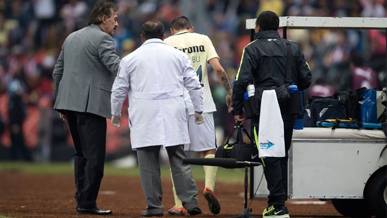 Rubens Sambueza sale del campo por lesión
