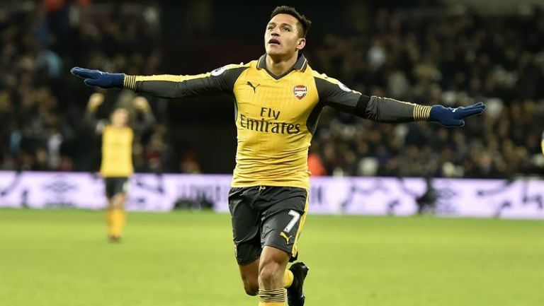 Alexis Sánches celebra uno de sus goles