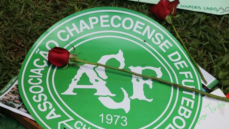 Escudo del Chapecoense con una rosa para recordar a las víctimas del accidente