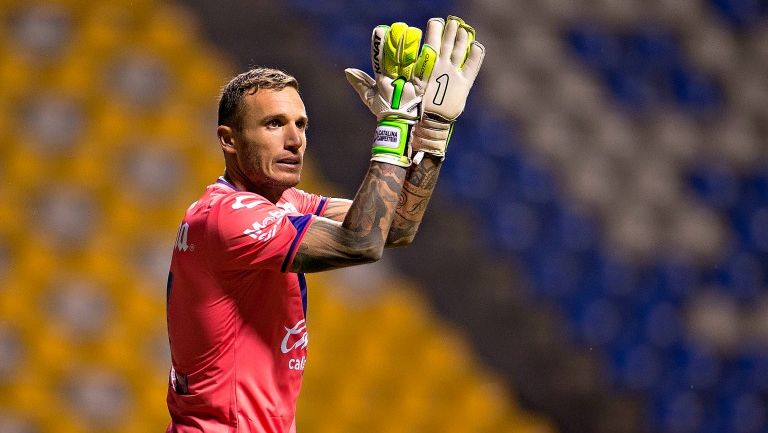 Cristian Campestrini aplaude durante un partido de Puebla