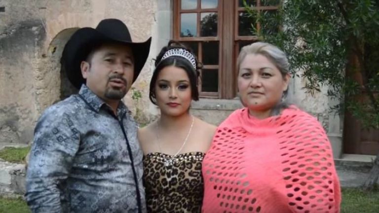 Rubí y su familia durante el video de invitación