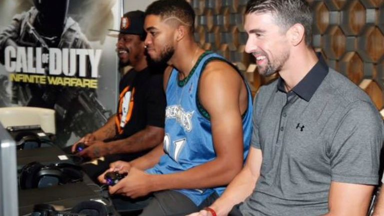 Michael Phelps jugando Call of Duty junto a un par de gamers