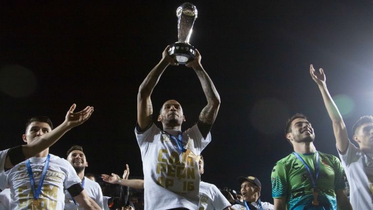 Jugadores de Dorados muestran el trofeo a su afición