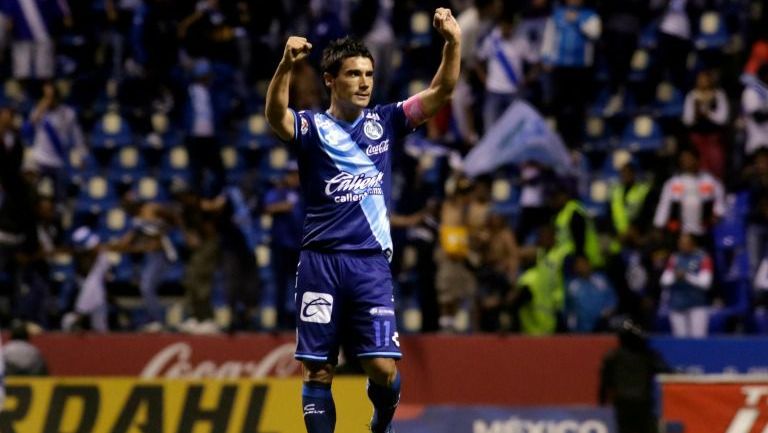 El Chavo celebra un gol con el Puebla