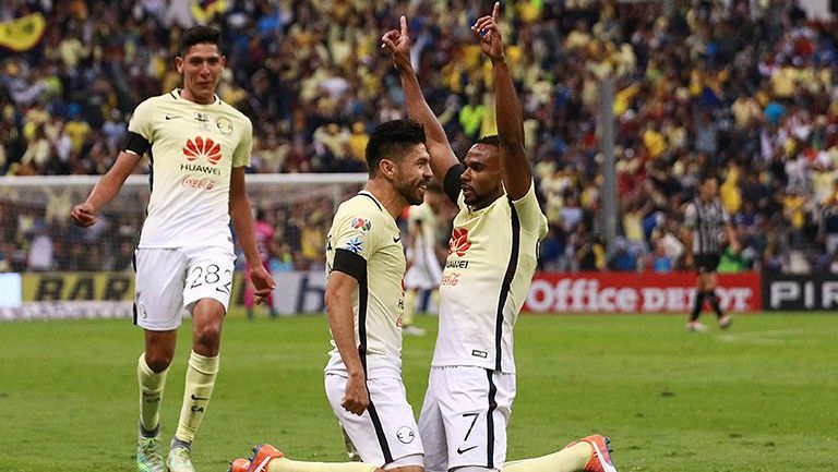 Da Silva festeja con Peralta el gol de la victoria contra Necaxa en Semis