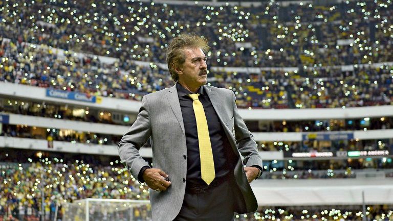 Ricardo Antonio La Volpe saliendo al campo previo a la Semifinal frente a Necaxa