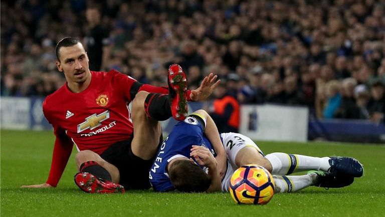 Ibrahimovic y Seamus Coleman en un partido de la Premier League