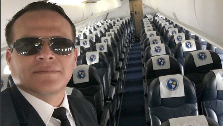 Selfie de Miguel Quiroga abordo de un avión