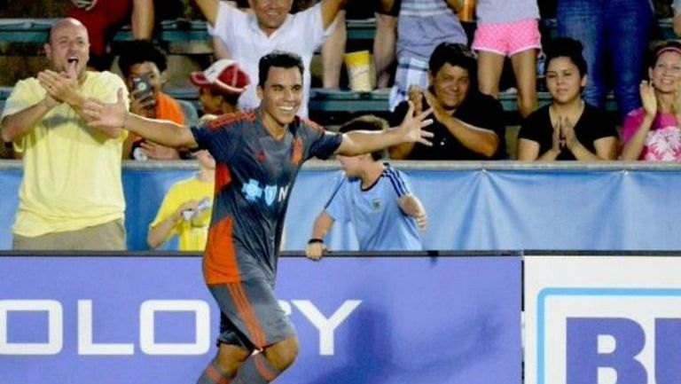 Omar Bravo celebra un gol con Carolina RailHawks
