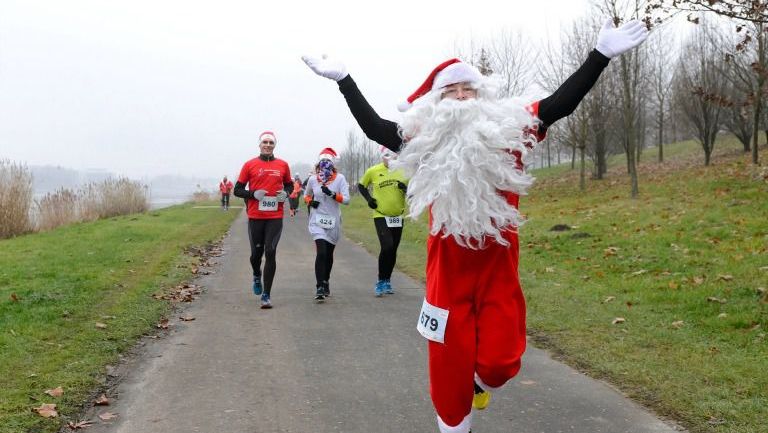 Participante de la carrera Santa Run en Poznan, Polonia