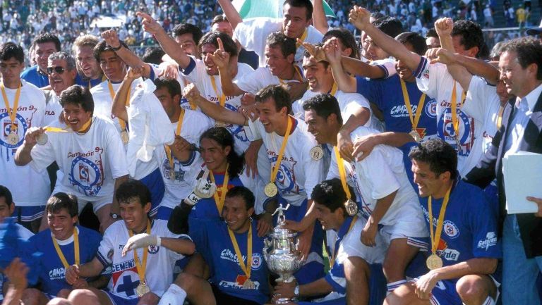 Jugadores de Cruz Azul presumen el trofeo