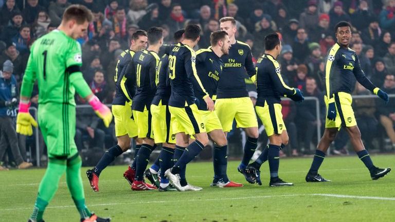 Jugadores del Arsenal celebran un gol en Champions