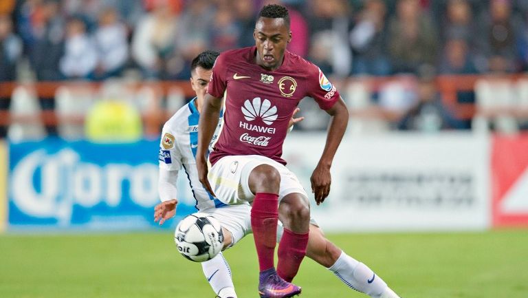 Renato Ibarra controla el balón durante un partido del América