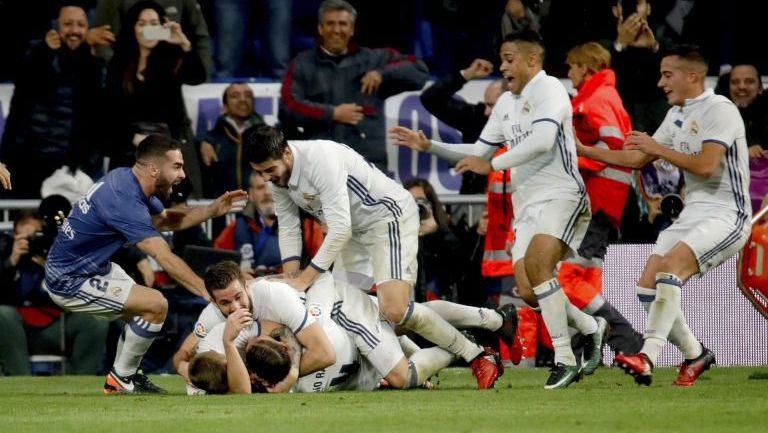 Jugadores del Real Madrid celebran el gol de Sergio Ramos