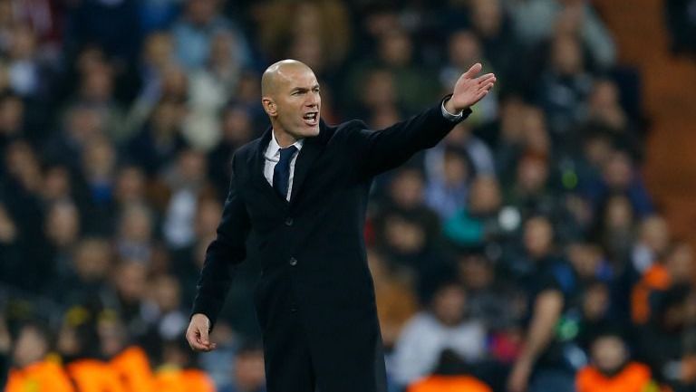 Zinedine Zidane dirige un juego del Real Madrid en La Liga