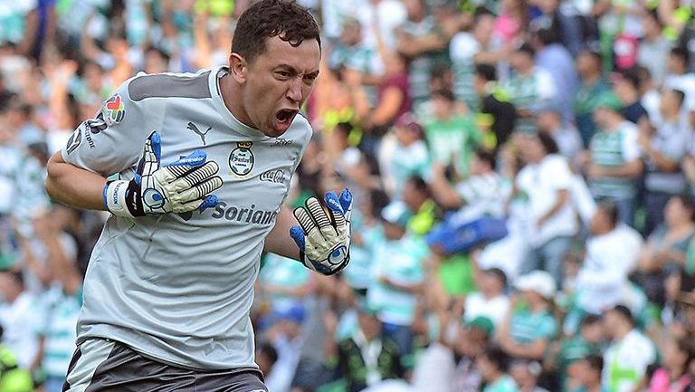 Agustín Marchesín festeja un gol de Santos 