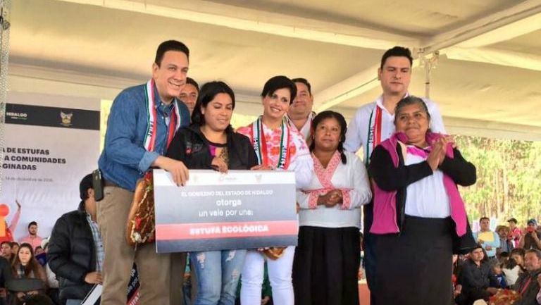 Omar Fayad en el evento de entrega de estufas ecológicas