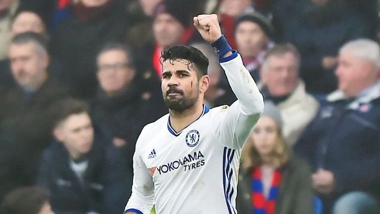 Diego Costa festeja tras anotar en el partido contra el Crystal Palace