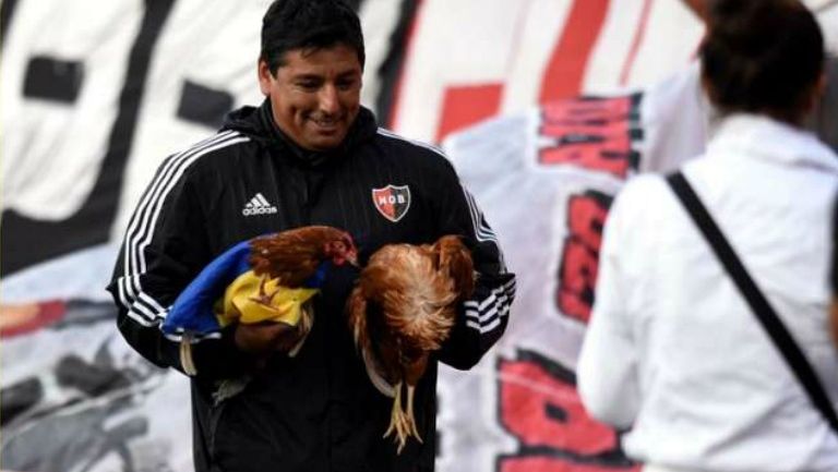 Personal del estadio Marcelo Bielsa con las dos gallinas que aventaron al campo los aficionados de Newell's