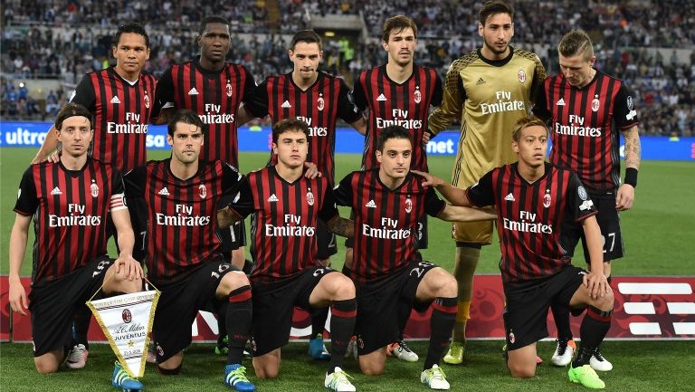 Jugadores del Milan posan para las cámaras antes de un partido