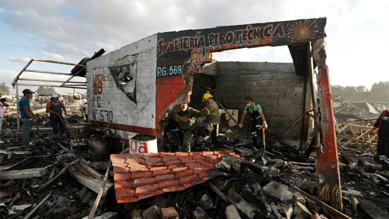 Cuerpos de emergencia y civiles trabajan en uno de los locales afectados