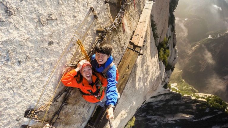 Turistas se toman una selfie en la Montaña Hua