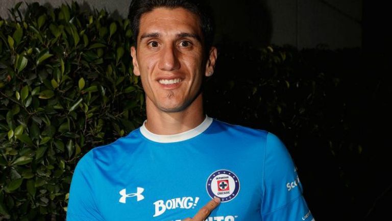 Gabriel Peñalba posa con la camiseta celeste para el lente de RÉCORD