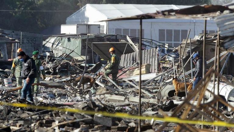 Momento en que investigan la explosión en Tultepec