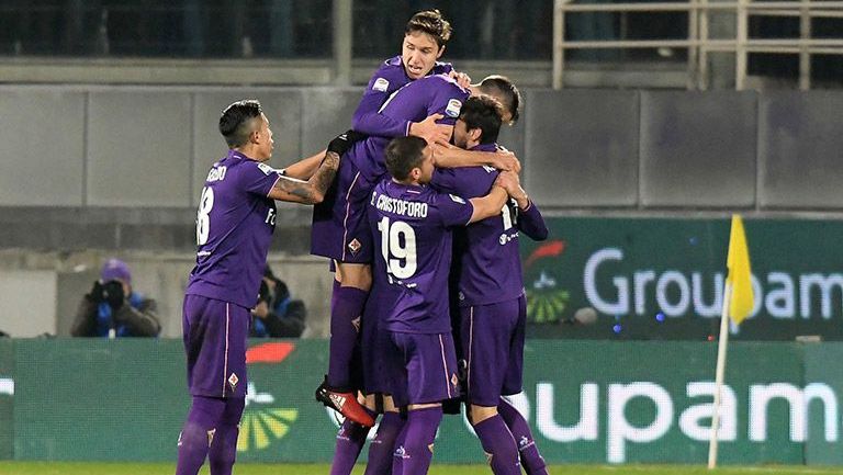 Salcedo (izq.) celebra con sus compañeros un gol contra Nápoles