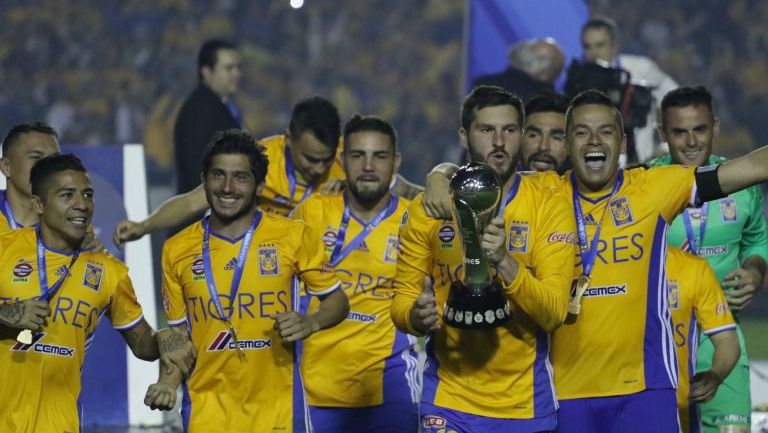 Jugadores de Tigres celebran con el título del Apertura 2016