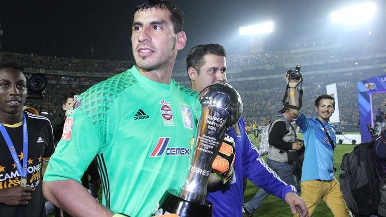 Nahuel Guzmán sostiene la copa del Apertura 2016
