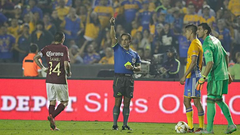 Sambueza ve la tarjeta roja en la Final contra Tigres