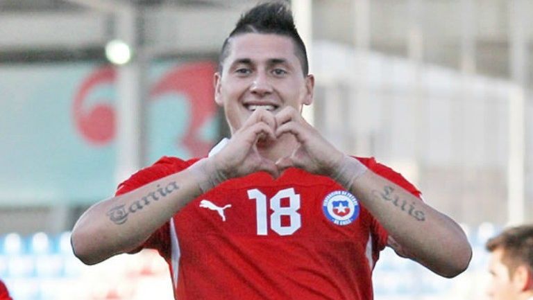 Nico Castillo celebrando un gol con la camiseta de la selección de Chile