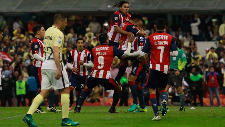 Chivas celebra el gol de Salcido en el Clásico de Liguilla