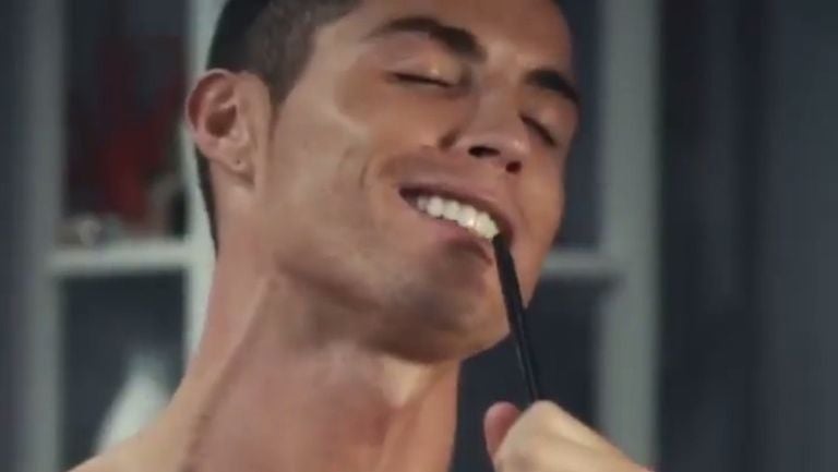 Cristiano Ronaldo cantando frente a un espejo en el baño