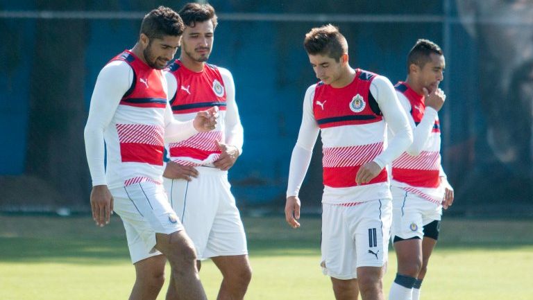 Pereira, Alanís y Brizuela en un entrenamiento de Chivas