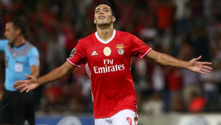 Raúl Jiménez festeja una anotación con el Benfica 