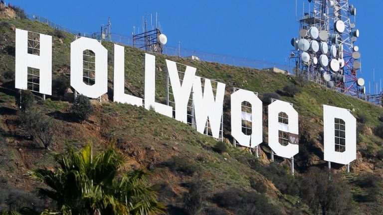 Las letras del cartel de Hollywood con las mantas que cambiaron la palabra por 'Hollyweed'