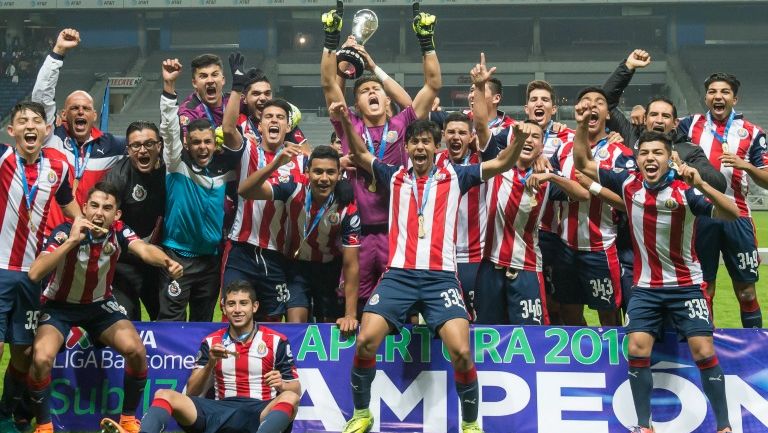 Jugadores de Chivas Sub 17 celebran el título del A2016