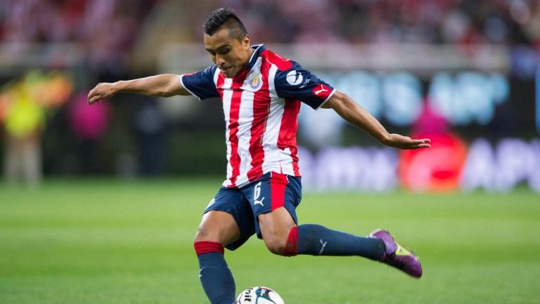 Edwin Hernández golpe el balón durante un partido de Chivas