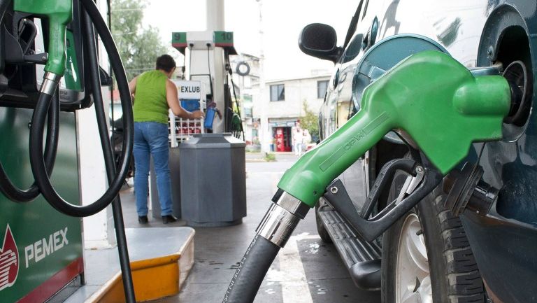 Una bomba de gasolina surtiendo a un auto