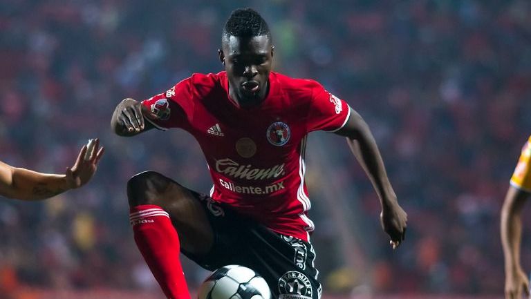 Avilés Hurtado controla el esférico en un duelo de Xolos