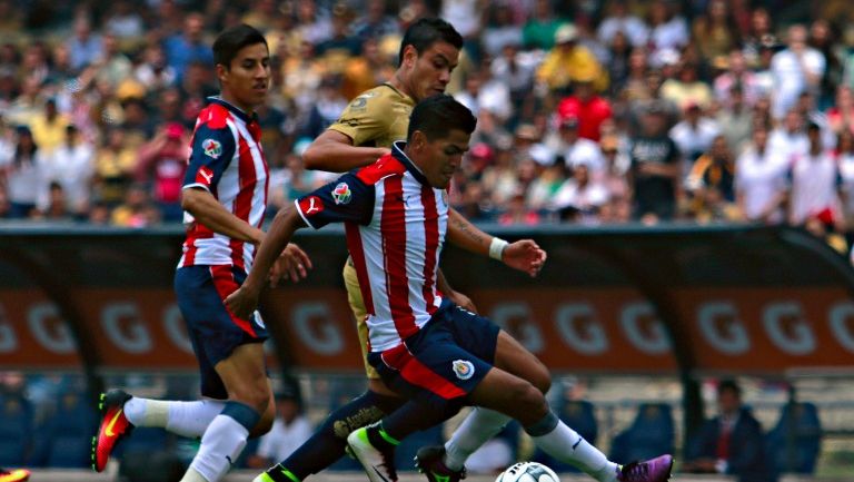 Pablo Barrera y Jesús Sánchez pelean un balón