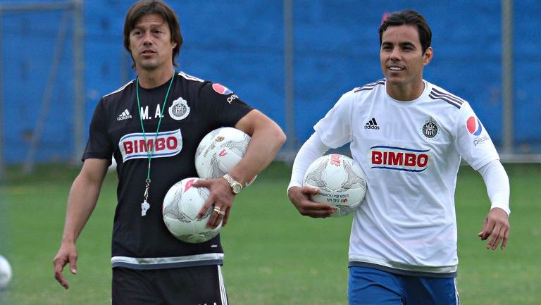 Omar Bravo y Matías Almeyda, en un entrenamiento de Chivas