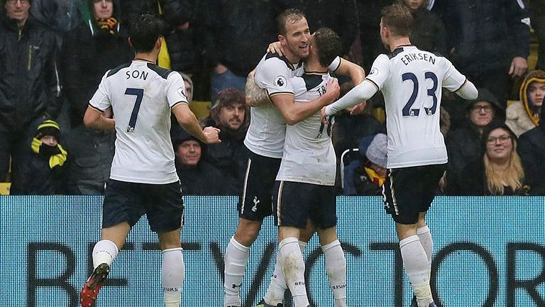 Harry Kane celebra con sus compañeros del Tottenham tras marcar frente al Watford