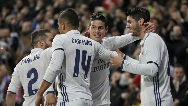 James celebra anotación con jugadores del Real Madrid