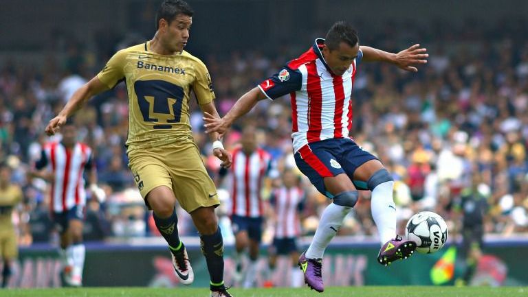 Pablo Barrera y Edwin Hernández peleando el balón 