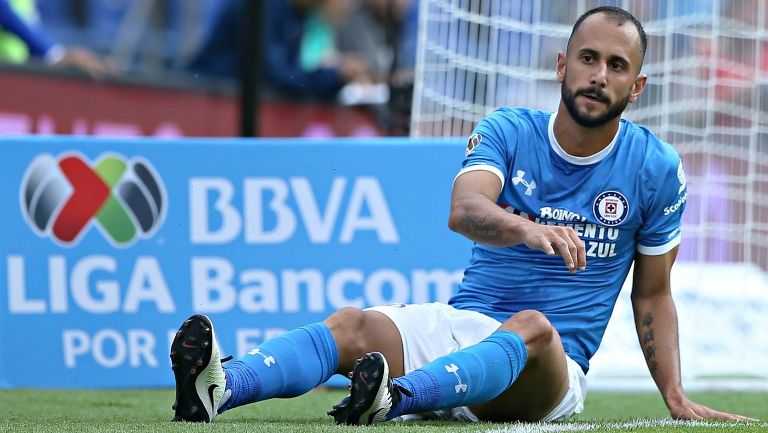 Víctor Vázquez en un partido con Cruz Azul